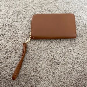 Women’s zip wristlet
